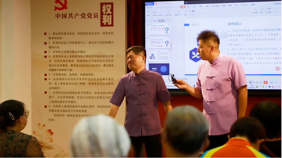 中國煤礦文工團相聲演員應寧、崔俊為大家帶來相聲《我的大學》